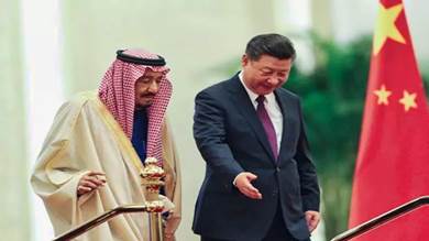 الرئيس الصيني، شي جين بينغ، رفقة العاهل السعودي، الملك سلمان بن عبد العزيز، خلال زيارة للصين، في مارس 2017 